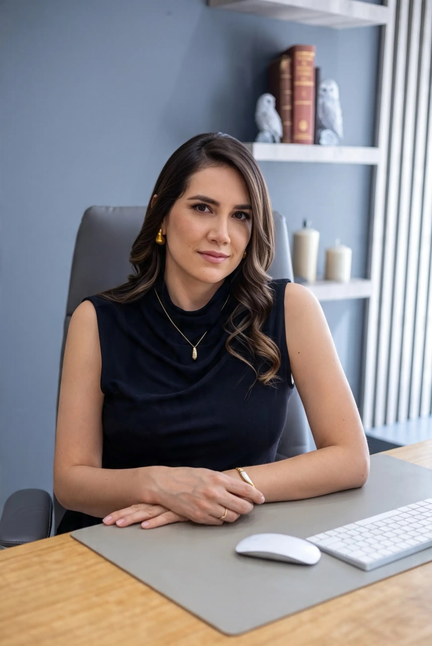 Doctora sonriente con bata blanca y estetoscopio (foto de muestra)